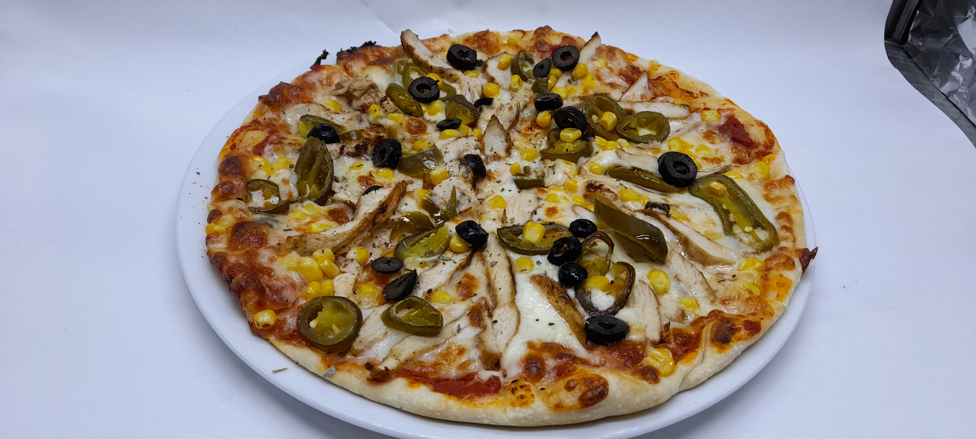 Acılı ve Tavuklu Pizza    