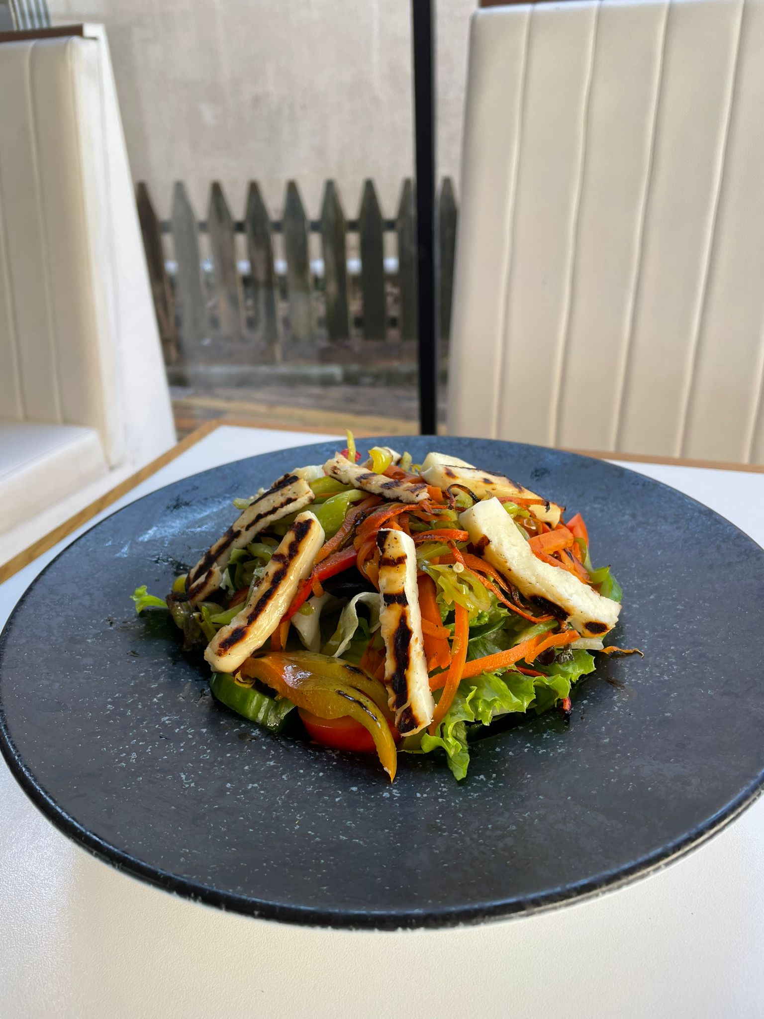 Izgara Hellim Peynirli Salata