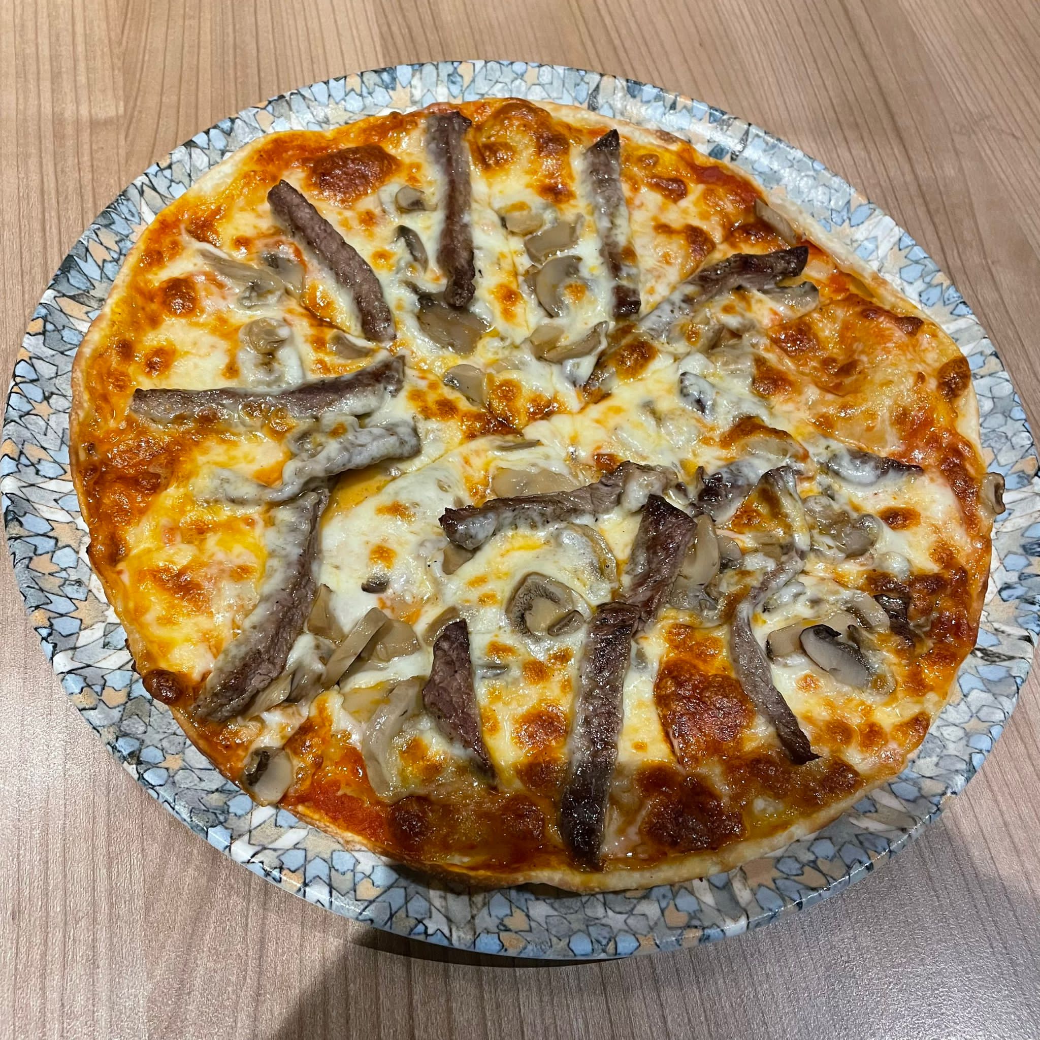 Etli ve Mantarlı Pizza   